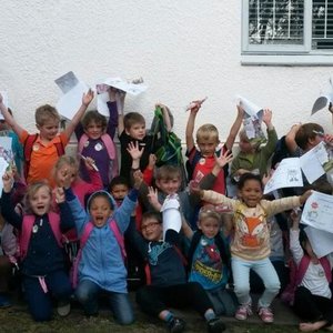 Die opgewonde groep Gr R’e met hulle sertifikate en dr Righardt van Huyssteen links 